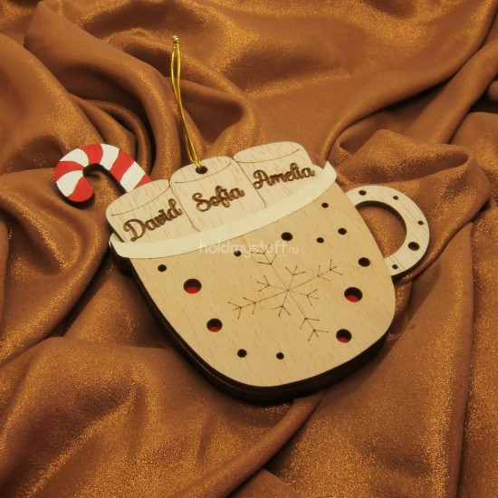 Ornament Brad Lemn - Ceasca Ciocolata Calda cu Bezele - 3 membrii - Personalizat